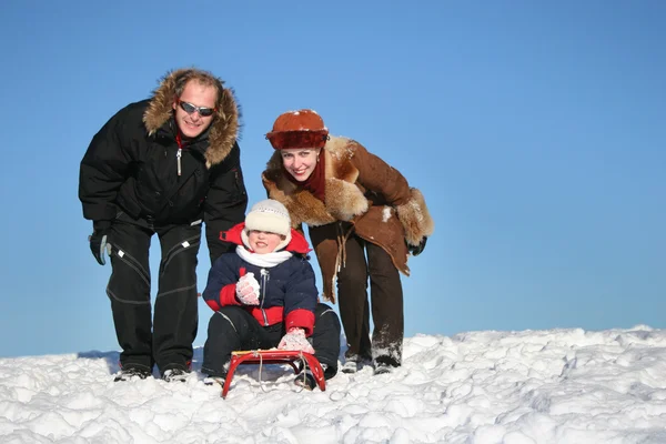 Famiglia invernale con slitta — Foto Stock