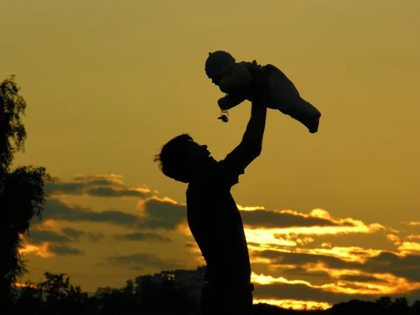 Πατέρα με το μωρό στο ηλιοβασίλεμα — Φωτογραφία Αρχείου