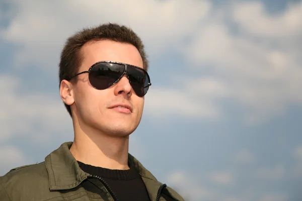 Muž s brýlemi na obloze — Stock fotografie