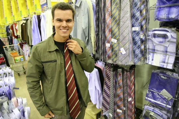 Adam kravat satın — Stok fotoğraf