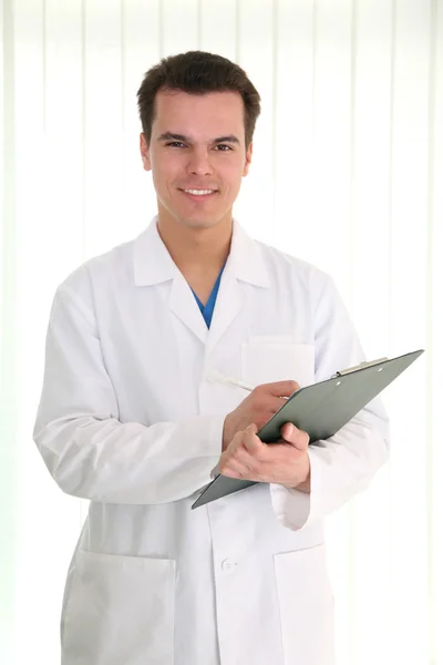 Läkare med papp — Stockfoto
