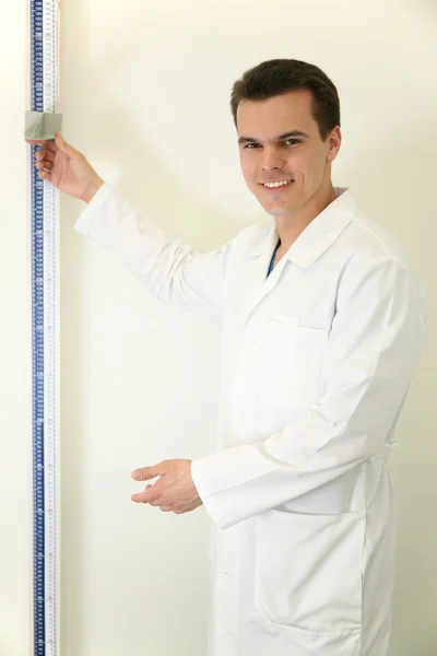 Γιατρός με υψόμετρο — Φωτογραφία Αρχείου