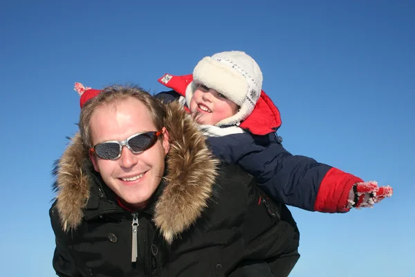 Invierno volar niño con padre — Foto de Stock