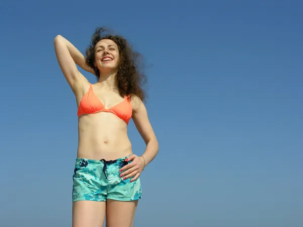 Kropp leende flicka på blå himmel — Stockfoto