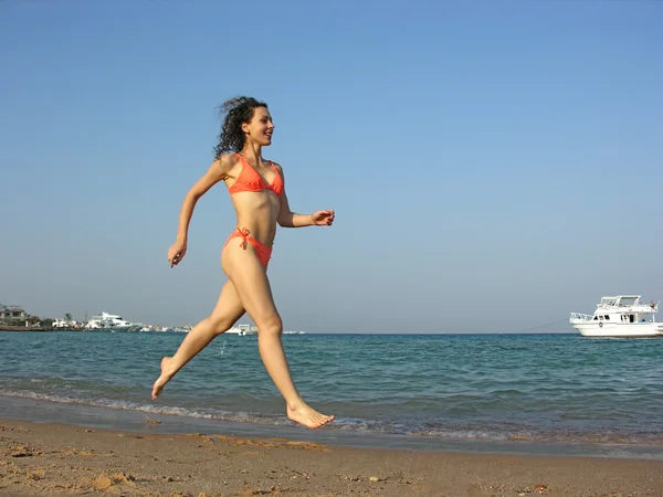 Run girl on beach — Stock Photo, Image