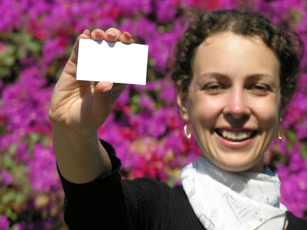 Dívka s kartou pro text a květiny — Stock fotografie
