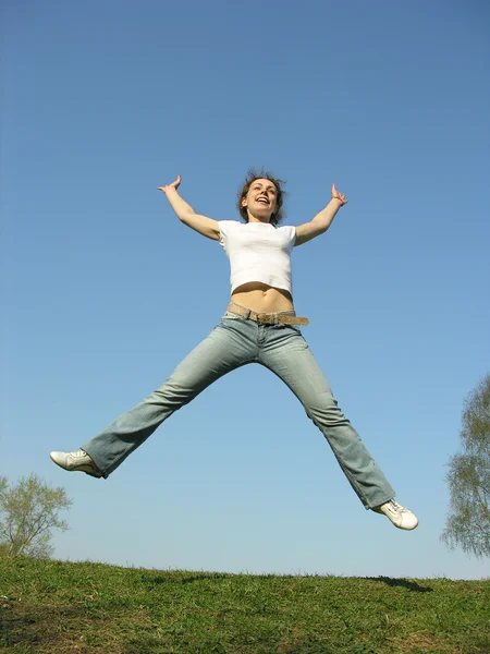 草原の女の子をジャンプします。 — ストック写真