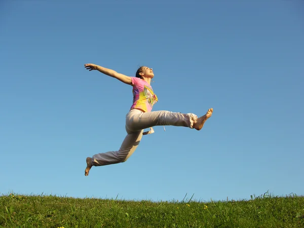 Прыгучая девушка под небом — стоковое фото