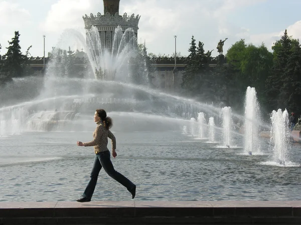 Corsa ragazza a fontana — Foto Stock