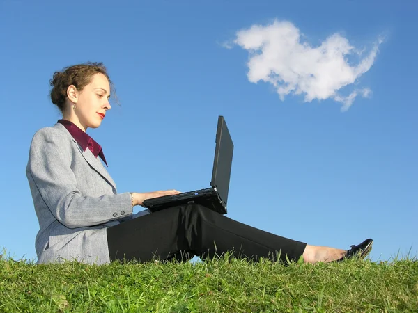 Geschäftsfrau sitzt mit Notizbuch auf blauem Himmel — Stockfoto
