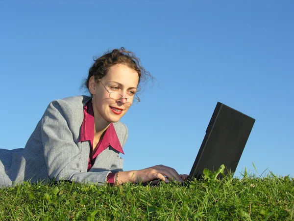 Cara de mulher de negócios com notebook no céu azul — Fotografia de Stock