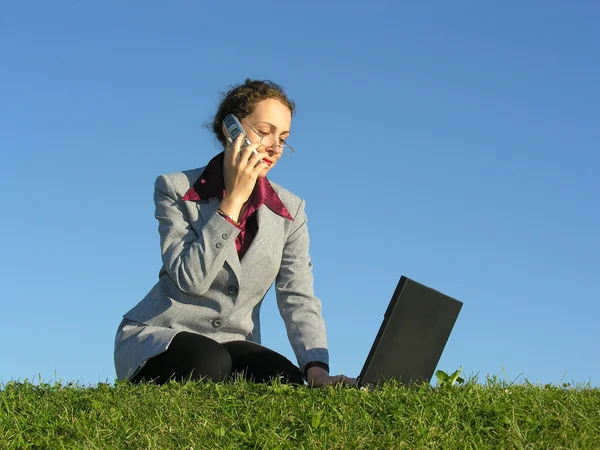 Affärskvinna med bärbar dator och telefon — Stockfoto