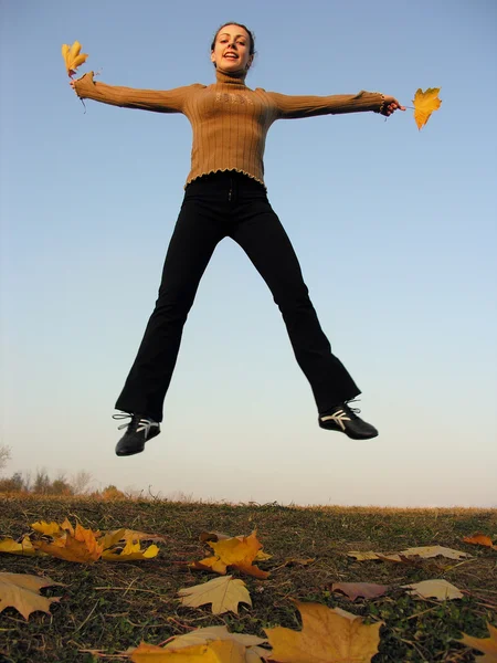 跳女孩与秋天的树叶 — 图库照片