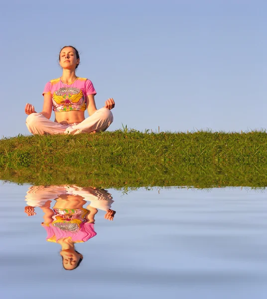 Flicka meditation blå himmel — Stockfoto