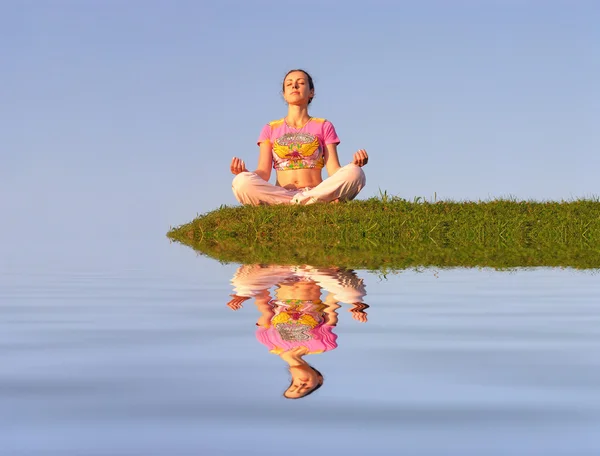 Kız meditasyon mavi gökyüzü — Stok fotoğraf
