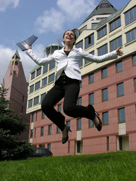 Прыгать счастливая деловая женщина — стоковое фото
