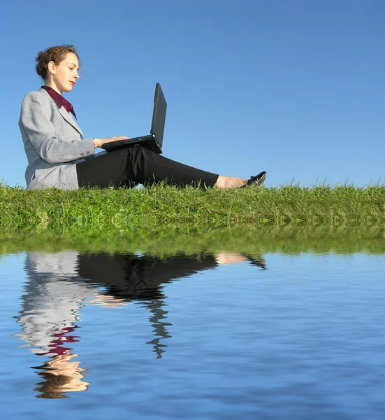 Femme d'affaires assis avec ordinateur portable sur ciel bleu — Photo