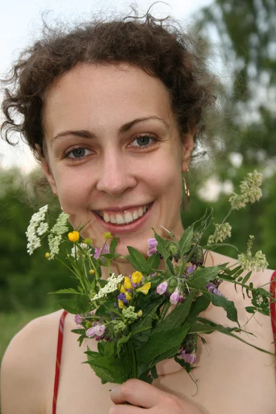 Sonrisa chica con campestral, flores de pimpinela —  Fotos de Stock