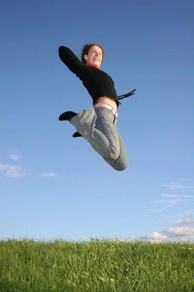 Прыжок девушка — стоковое фото