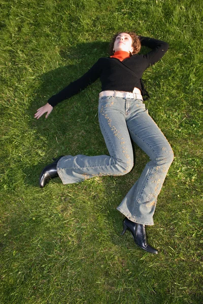Vrouw ligt op gras — Stockfoto