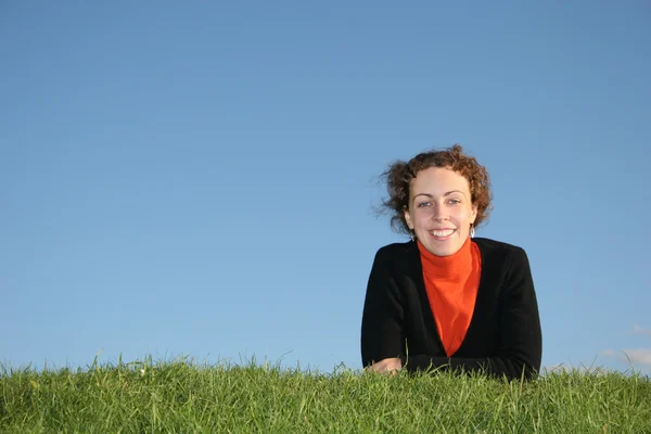 Kobieta na trawa uśmiech — Zdjęcie stockowe