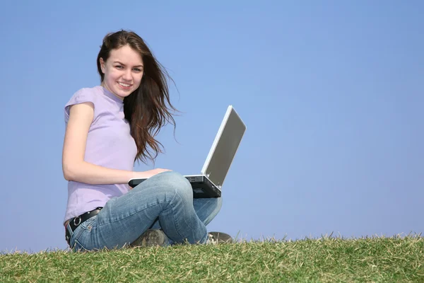 Meisje met laptop op weide 2 — Stockfoto
