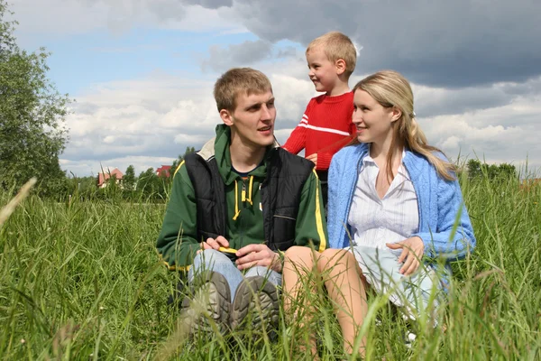 Family on meadow waiting next child — Stock Photo, Image