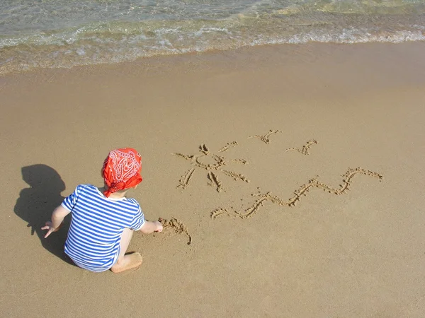 Junge zeichnen am Strand — Stockfoto