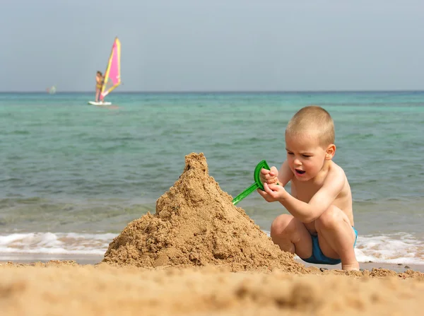 Enfant jouer sur la plage — Photo