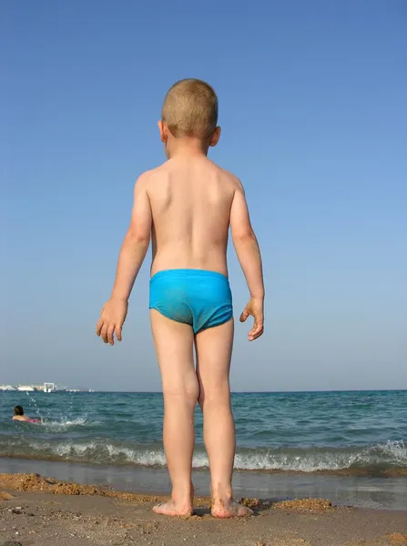 Chlapec na plážiビーチでの少年 — ストック写真