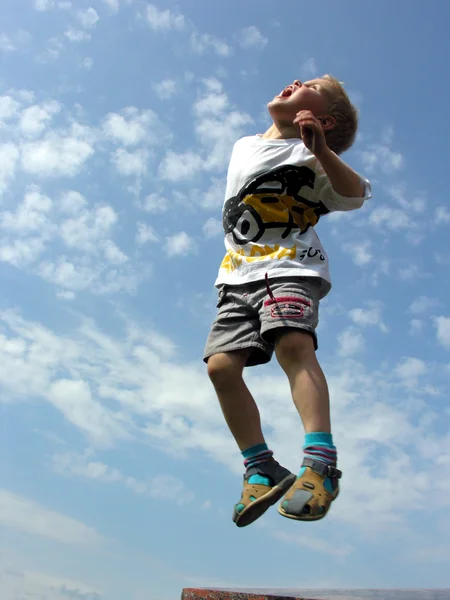 子ジャンプ — ストック写真