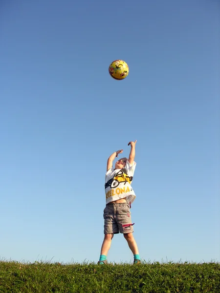 Junge werfen Ball — Stockfoto
