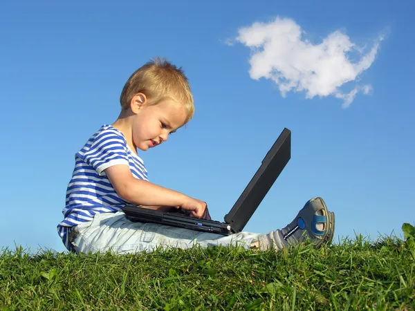 Niño con portátil sentarse cielo azul con nube — Foto de Stock