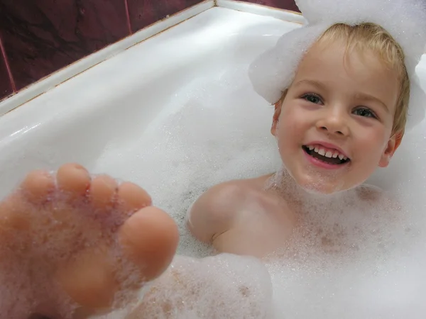 Junge in Badewanne mit Bein — Stockfoto