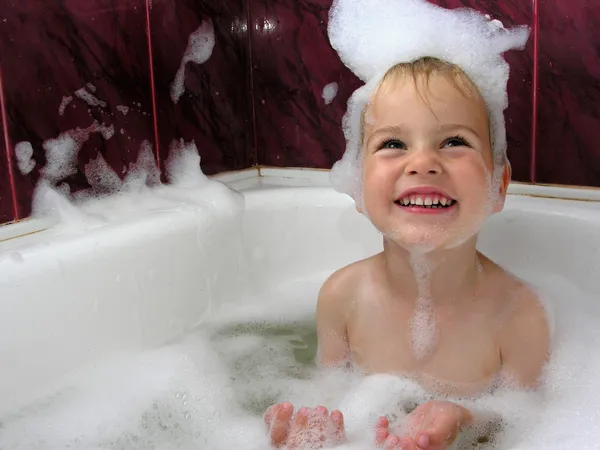 Junge in Badewanne — Stockfoto