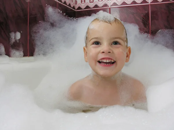 Pojke i badet med stänk av vatten i händer — Φωτογραφία Αρχείου