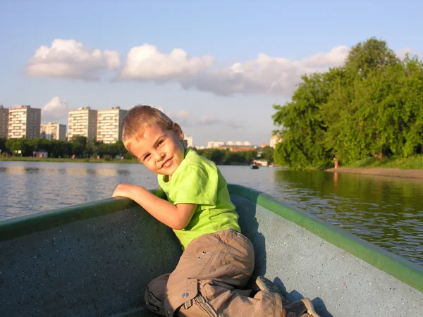 Ребенок на лодке — стоковое фото