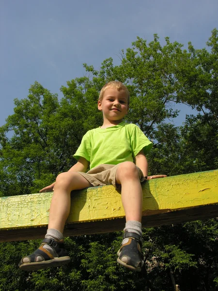 Dítě na log — Stock fotografie