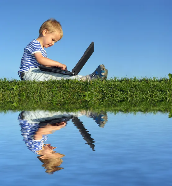 Child with notebook sit blue sky and water — Stock Photo, Image