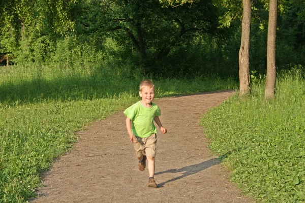 Courir garçon à partir de bois — Photo