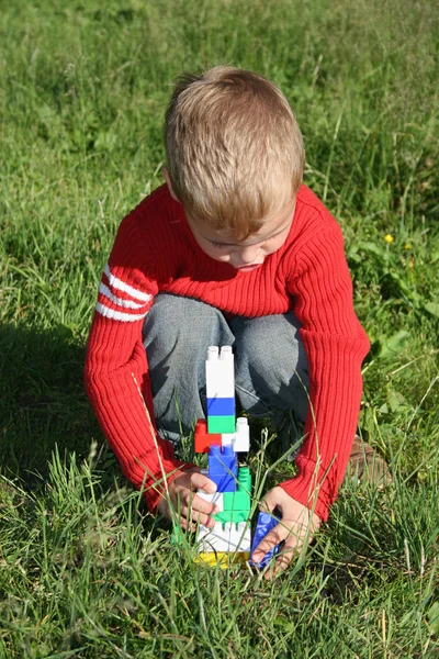 Brincadeira de criança na grama — Fotografia de Stock