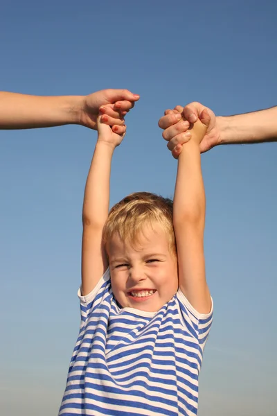 Pojke med föräldrar händer — Stockfoto