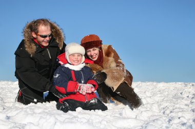 Kış aile oturup karda