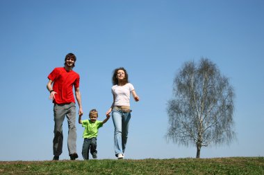 Aile çalıştırıyor. Bahar.