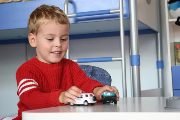 Criança brincar com carros — Fotografia de Stock