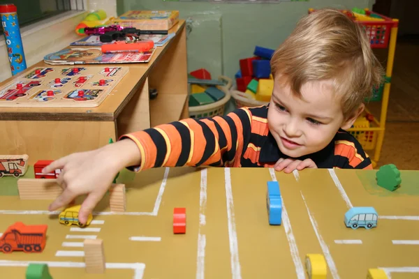 Spel van het kind in de kleuterschool — Stockfoto