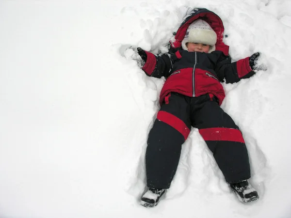 Pojken faller till snowbank — Stockfoto