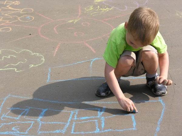 Barn ritar på asfalt — Stockfoto