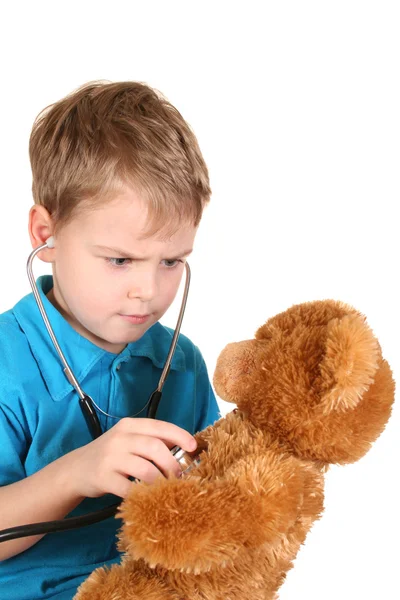 Pojke med stetoskop och leksak — Stockfoto
