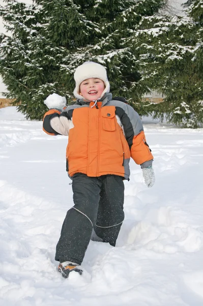 Menino jogar neve — Fotografia de Stock